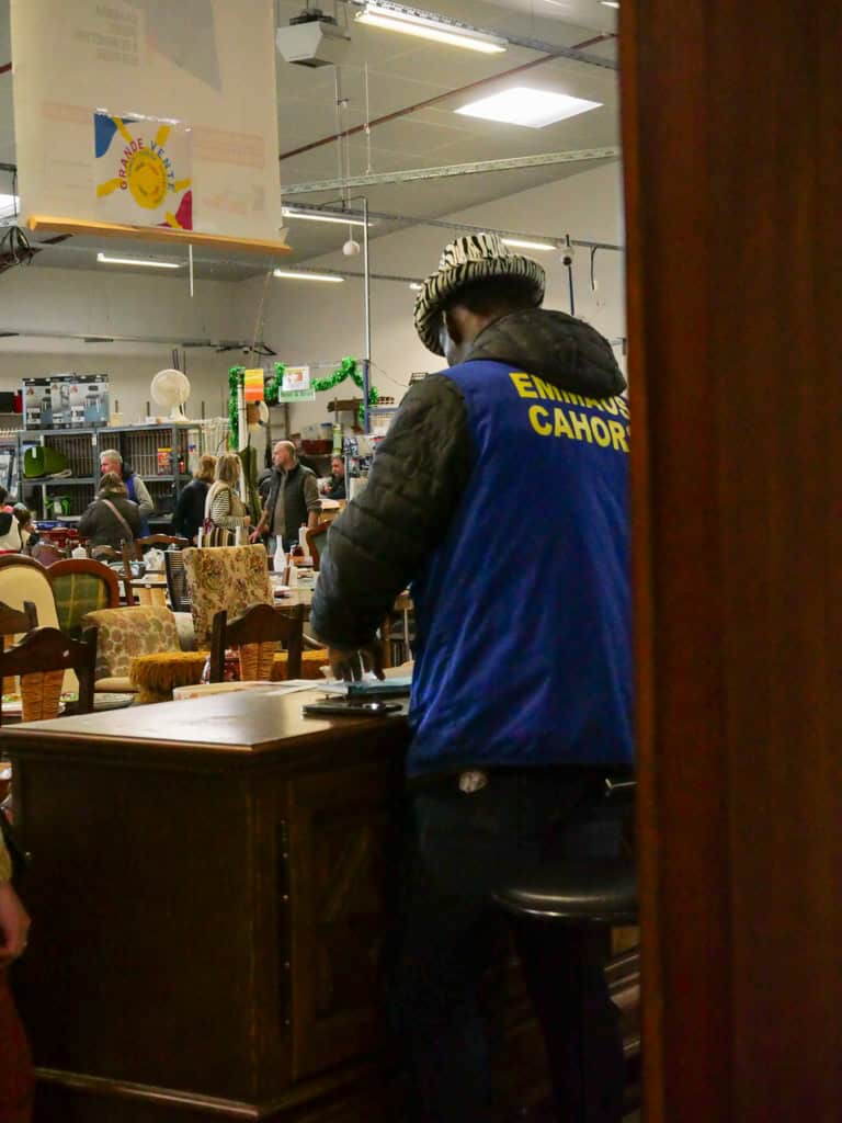 Aide humanitaire Emmaüs Cahors, association caritative, redistribution solidaire.