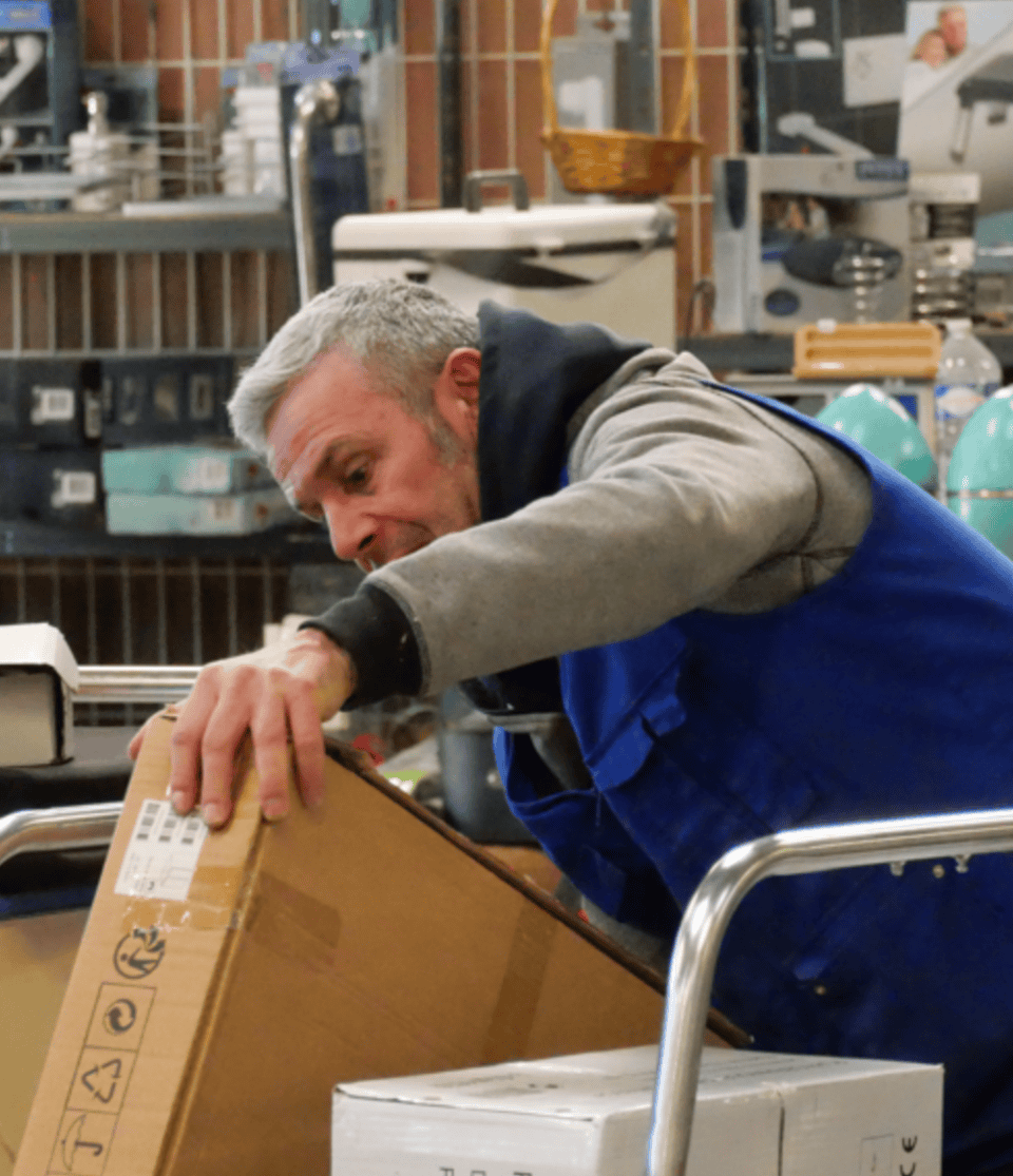 Travailleur d'Emmaüs Cahors triant des dons pour la réutilisation.