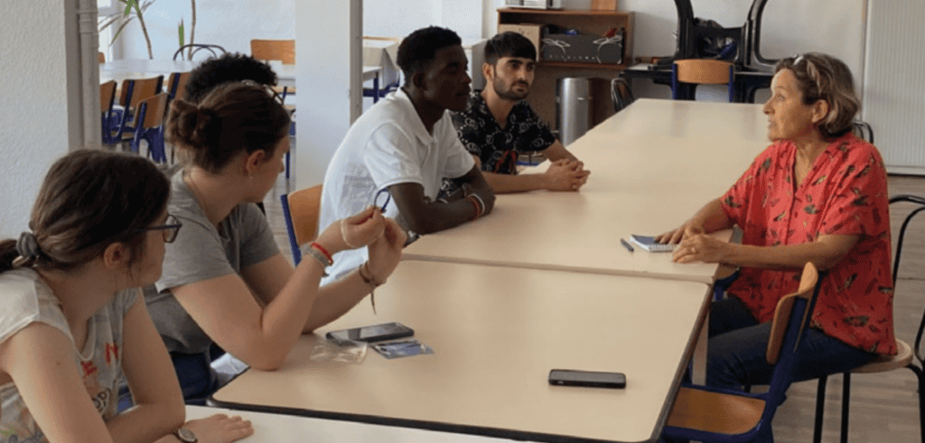 Personnes en discussion lors d'une activité solidaire à Emmaüs Cahors.