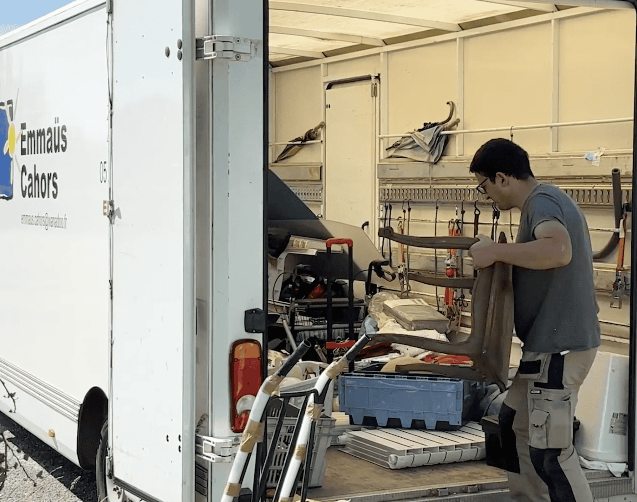 Mobilier solidaire, Emmaüs Cahors, recyclage et solidarité locale.