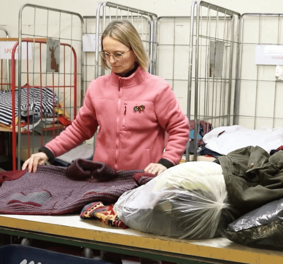 Vêtements d'occasion triés pour Emmaüs Cahors, solidarité et recyclage.