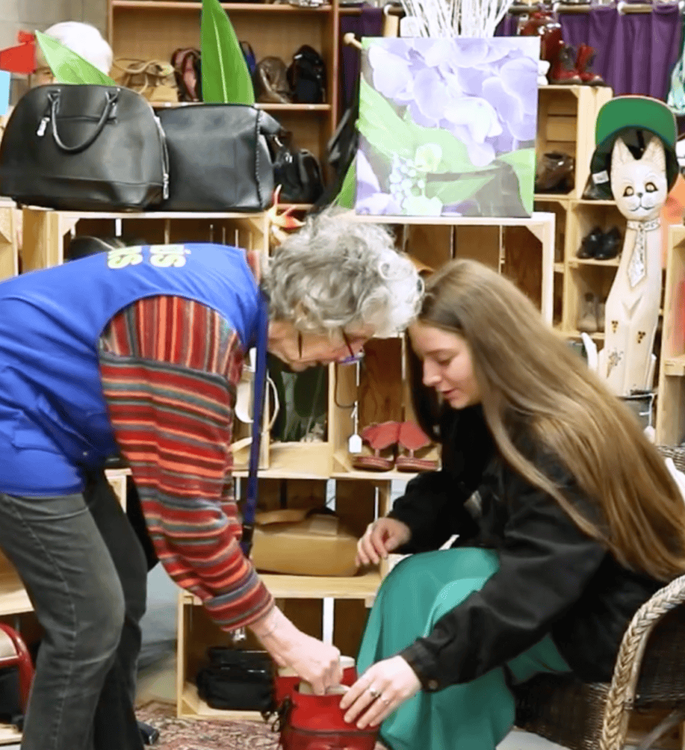 Mobilier et accessoires vintage dans un magasin Emmaüs Cahors, ambiance chaleureuse.