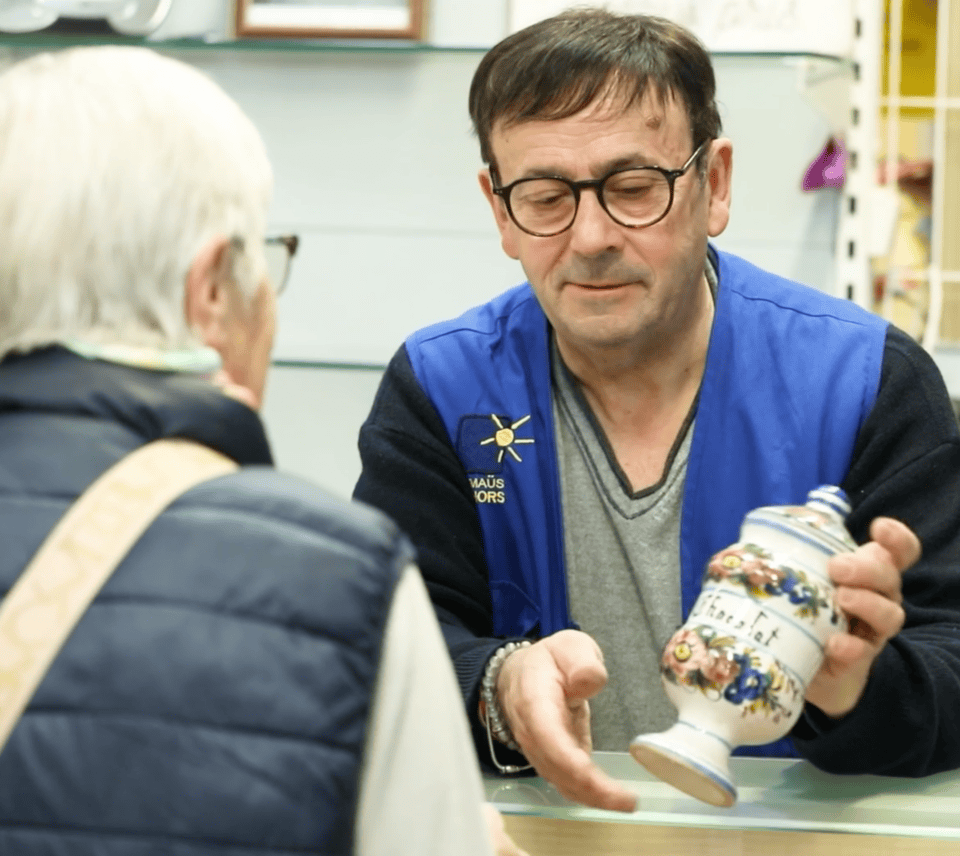 Vaisselle vintage en faïence, accueil chaleureux à Emmaüs Cahors, solidarité et recyclage.