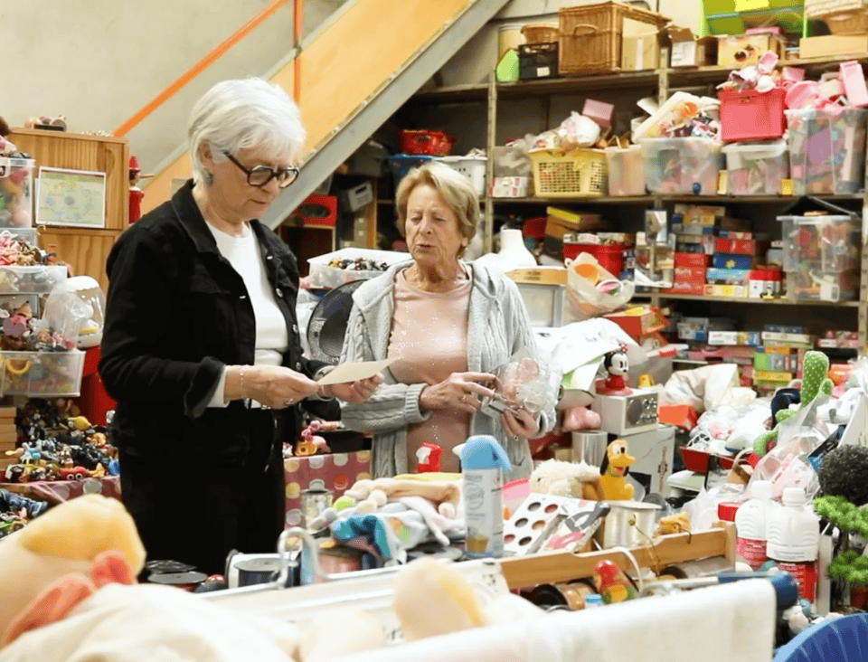 Trouveuse dans une brocante Emmaüs Cahors, bonnes affaires et dons solidaires.