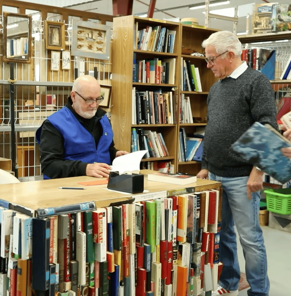 Bibliothèque solidaire Emmaüs Cahors, partage de livres et entraide communautaire.