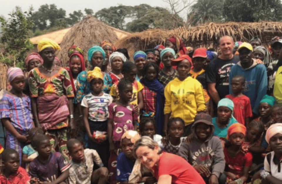 Sans titre, groupe de personnes dans un village africain, solidarité Emmaüs Cahors.
