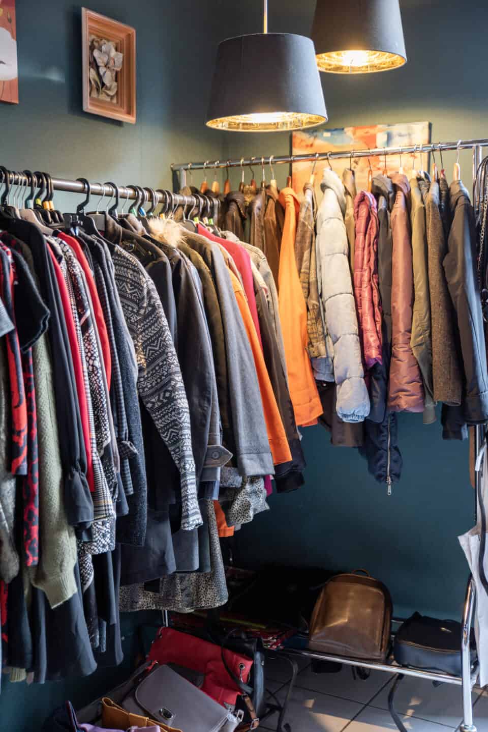 Vêtements d'occasion solidaires chez Emmaüs Cahors, recyclage responsable et solidarité.