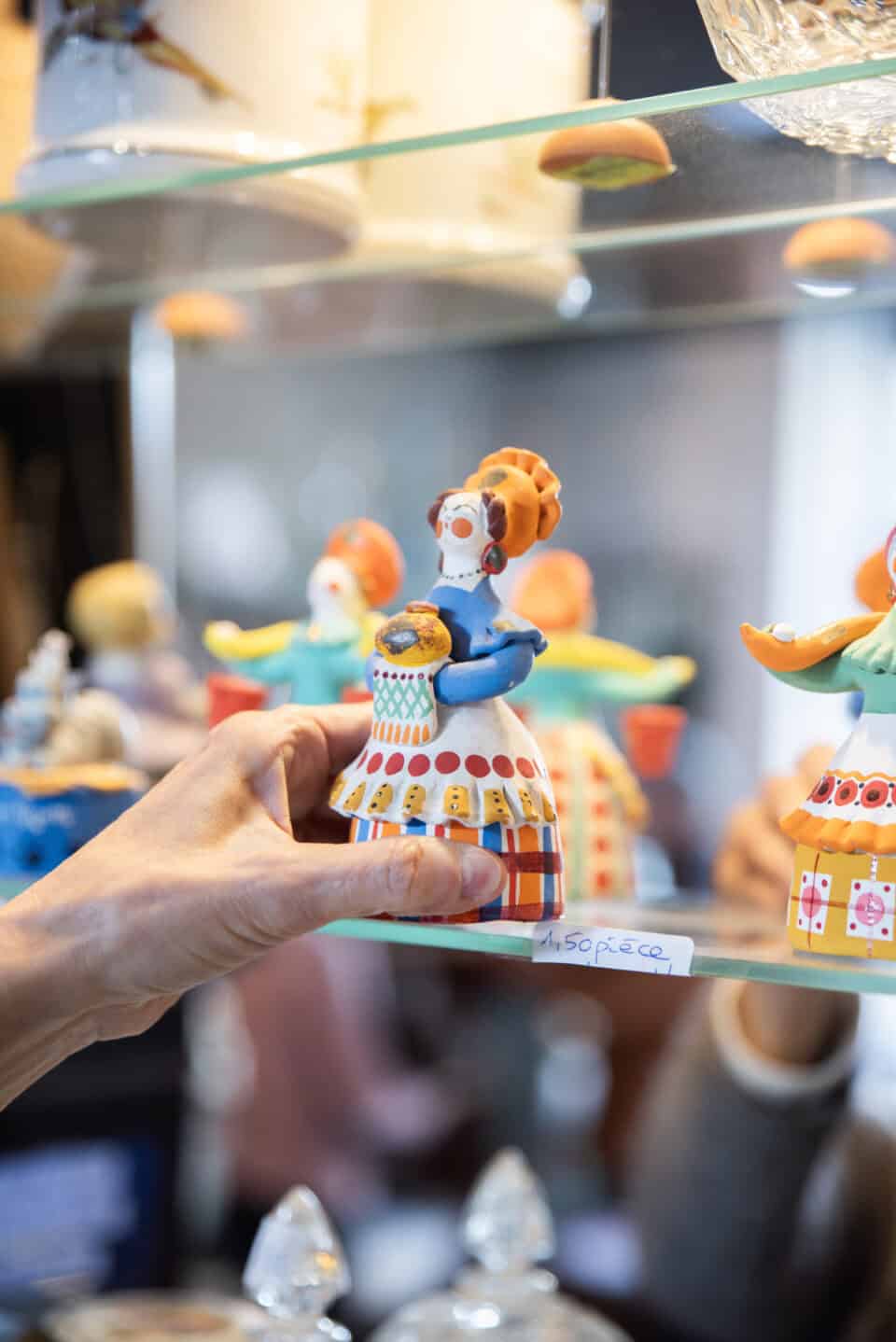 Artisanat solidaire Emmaüs Cahors - vente de figurines peintes à la main.