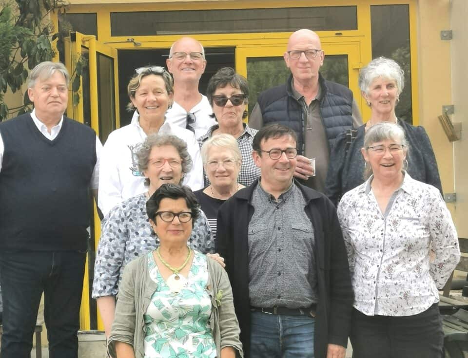 Bénévoles d'Emmaüs Cahors devant le centre, solidarité, solidarité Emmaüs, groupe bénévole Emmaüs Cahors.