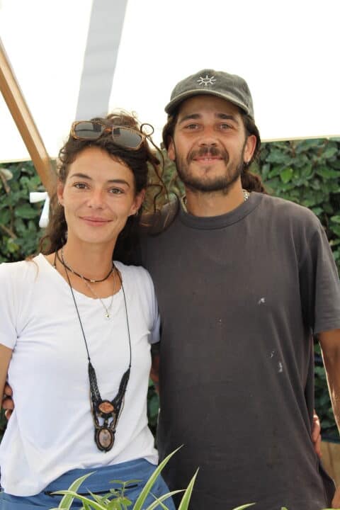 Deux personnes souriantes lors d'un événement Emmaüs Cahors.