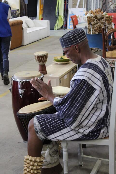 Musicien jouant du djembé lors d'un événement culturel.