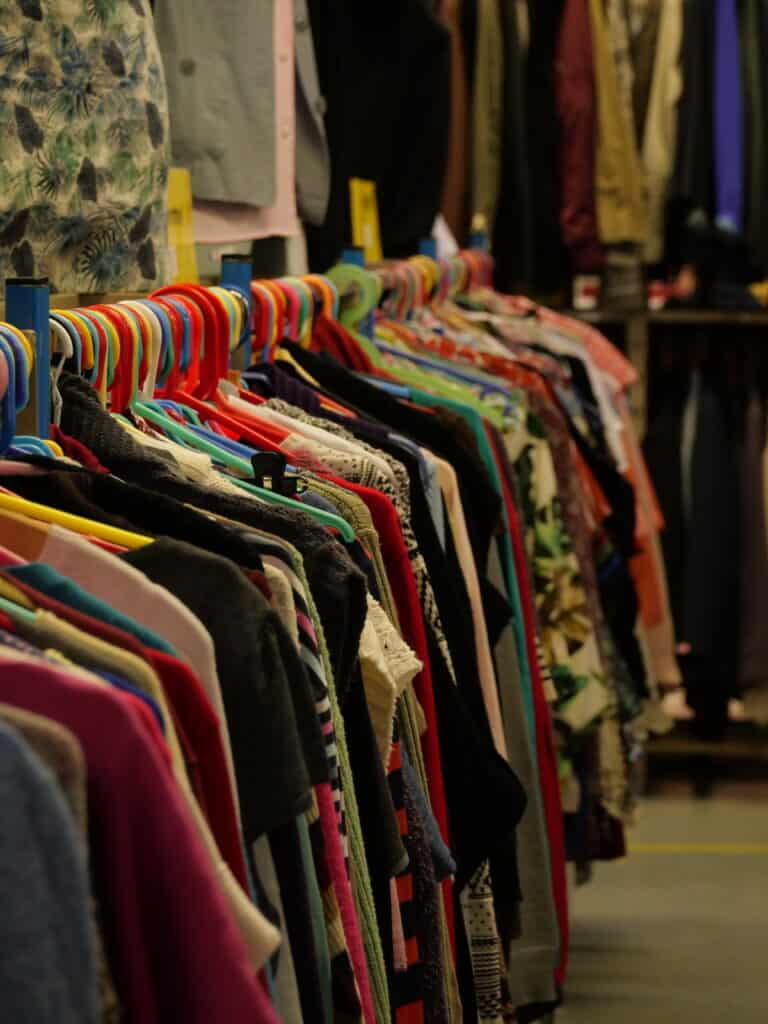 Vêtements d'occasion colorés pour la sélection spéciale Saint-Valentin chez Emmaüs Cahors.