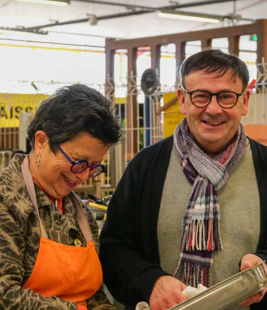 Bénévoles Emmaüs Cahors en action dans leur centre de recyclage.