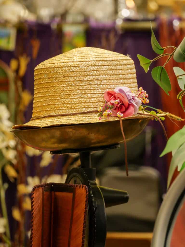 Chapeau en paille avec fleurs, vente solidaire chez Emmaüs Cahors au printemps.