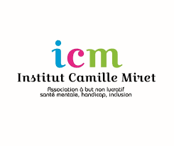 Vente d'objets solidaires chez Emmaüs Cahors, recyclage et économie sociale.